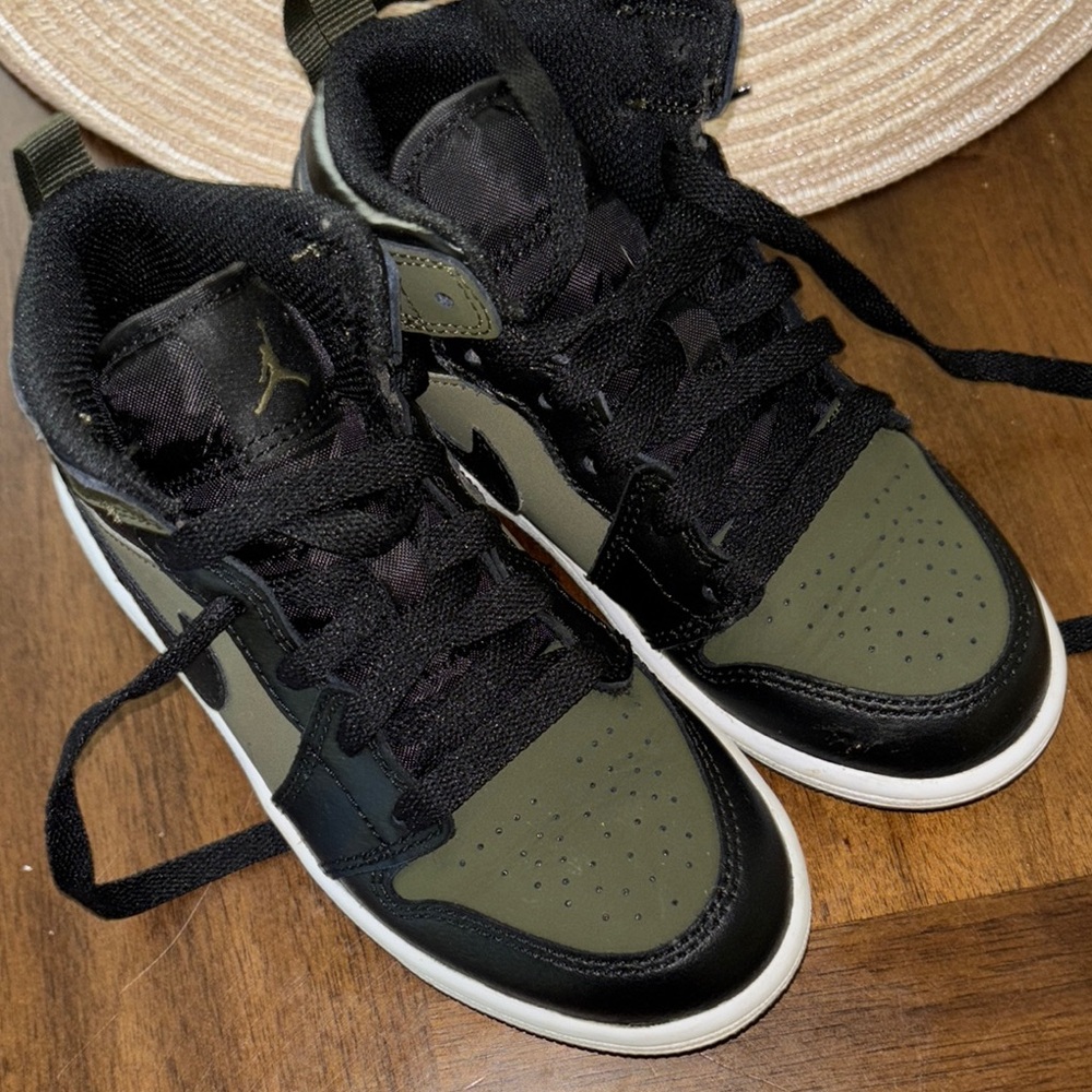 Jordan kids Sneakers in Black and Olive